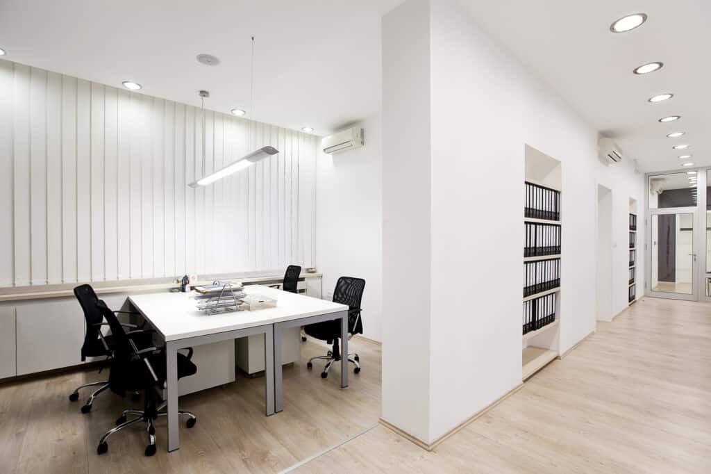 Bureau moderne et lumineux