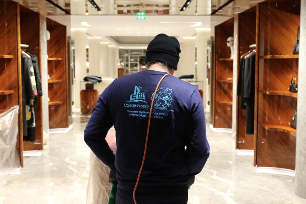Collaborateur d’Objectif Propre dans une boutique de luxe