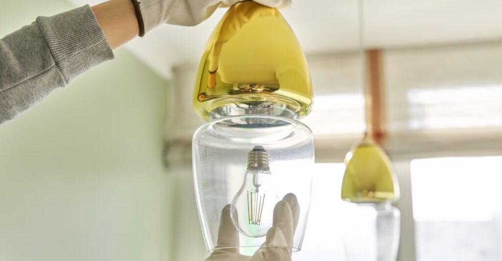 Personne en train de remplacer une ampoule
