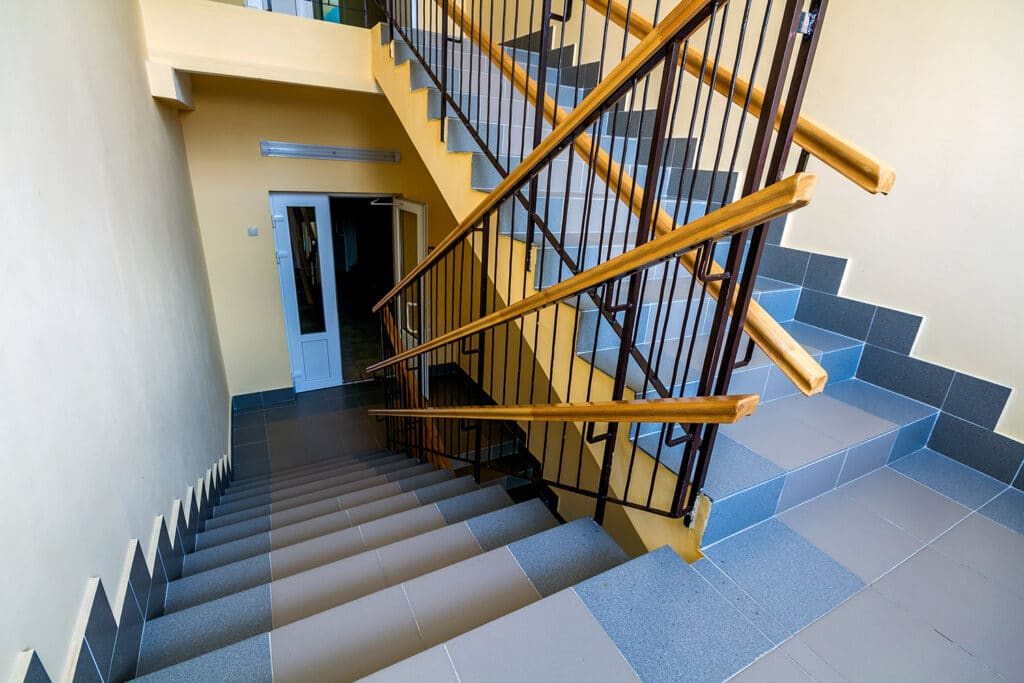 Cage d'escalier propre dans un immeuble